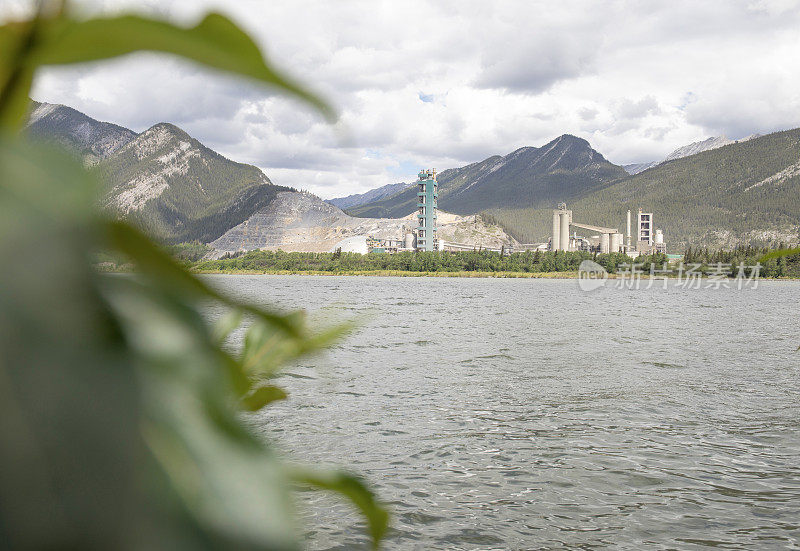 山景水泥厂，树叶干涉和湖泊前景