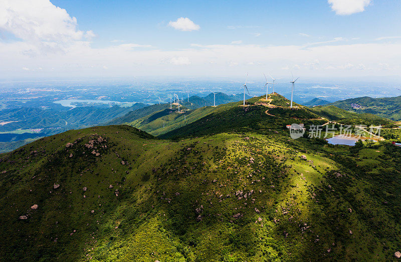 山上的风力发电场景