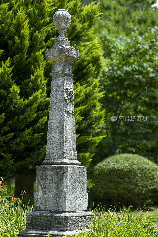一个阳光灿烂的夏日，19世纪墓地的墓碑