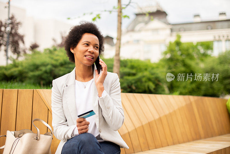 美丽的中年妇女度假购物在城市