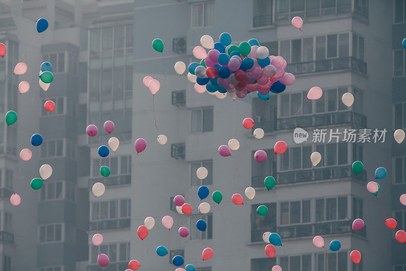 天空中五颜六色的气球