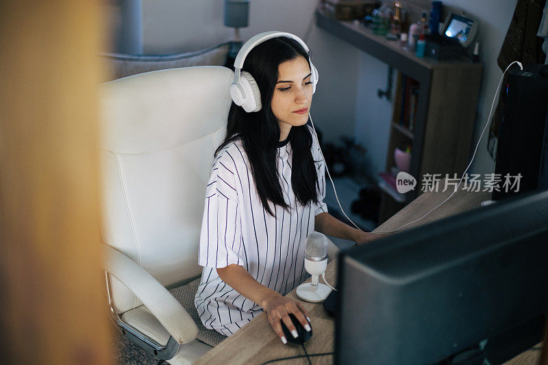 年轻女子在玩电脑游戏