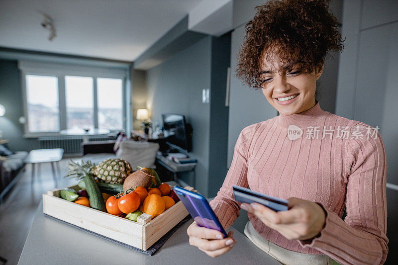 女人在网上买杂货，用信用卡支付