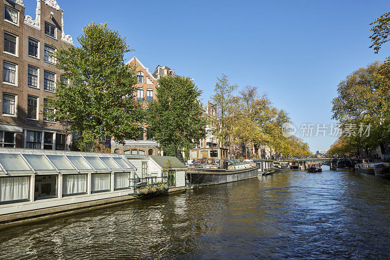 阿姆斯特丹的Prinsengracht城市运河上有船屋