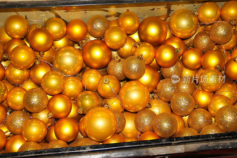 金色的球盒，色彩鲜艳的金色小玩意准备装饰圣诞树，准备庆祝圣诞季节。
