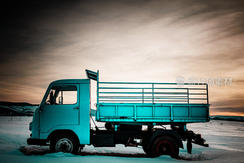 复古蓝色卡车在冬季条件