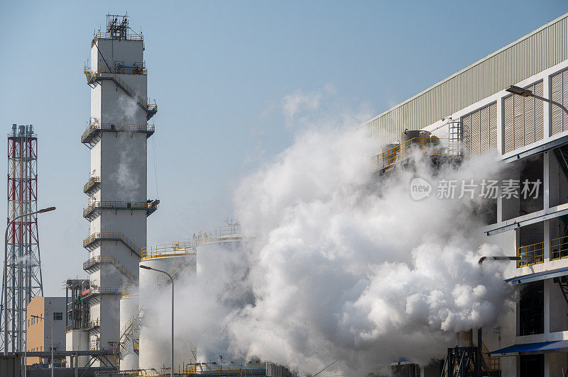 化工厂设备产生的烟雾