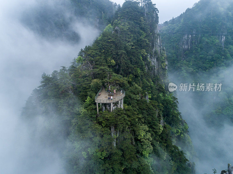 云雾笼罩着群山