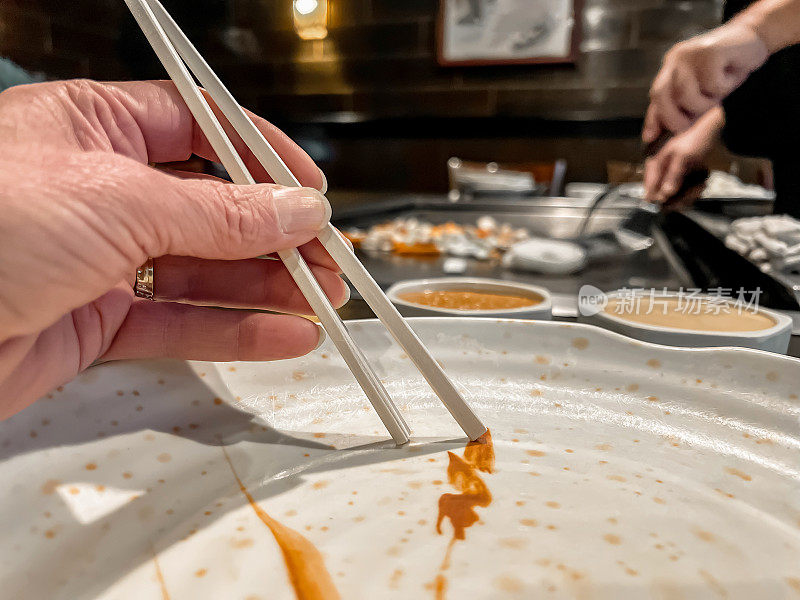 一个面目全非的人在日本餐厅等待食物个人观点