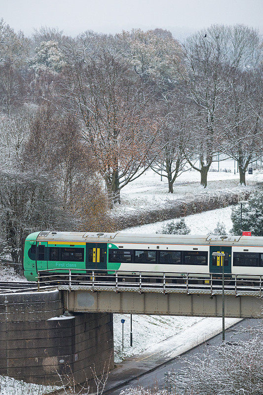冬季英格兰东南部桥上的旅客列车