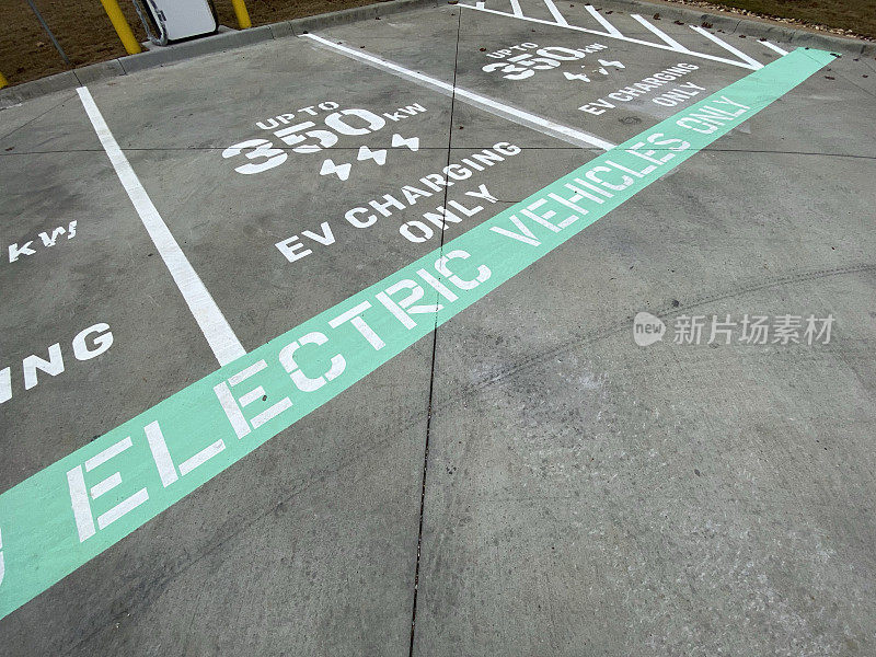 在充电站附近的停车场只刷350千瓦电动汽车充电标志