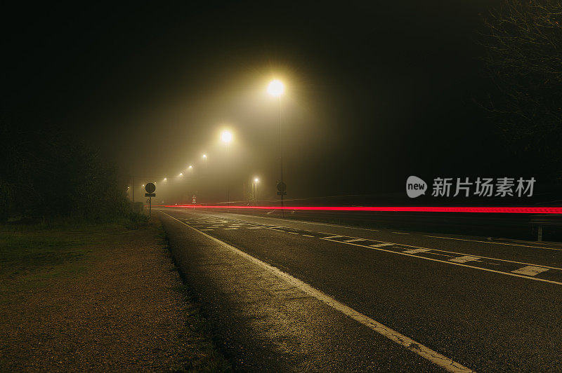 夜晚的道路上有车灯痕迹