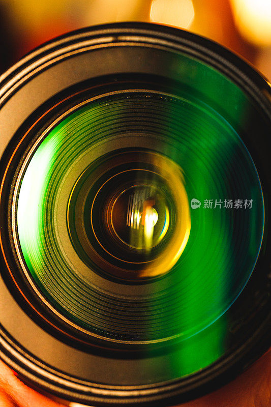 抽象的反射和光折射在玻璃相机镜头元件