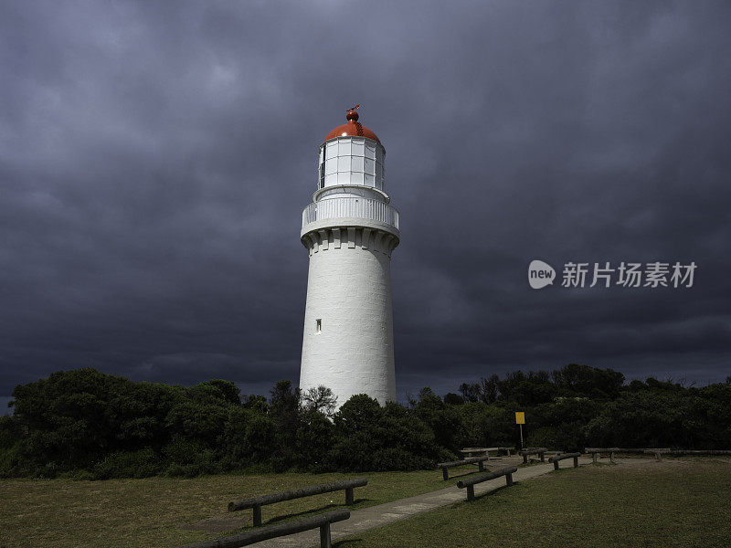 灯塔与黑暗的暴风雨天空