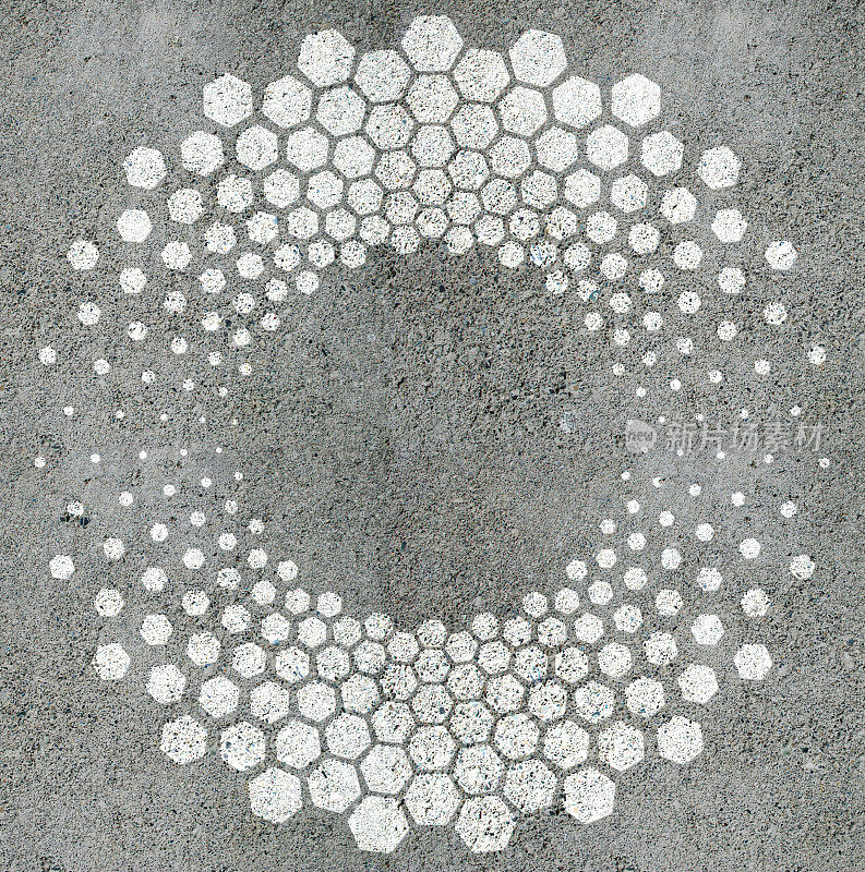 在混凝土上，在复制空间周围涂上圆形图案的六边形