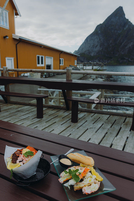 美味的海鲜餐与峡湾的观点罗浮敦群岛