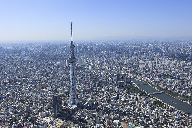 航拍东京天空树从东北向东京市中心，新宿地区，隅田，东京