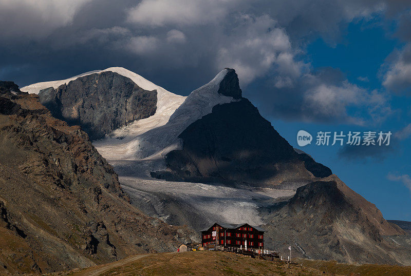 瑞士阿尔卑斯山的山间小屋