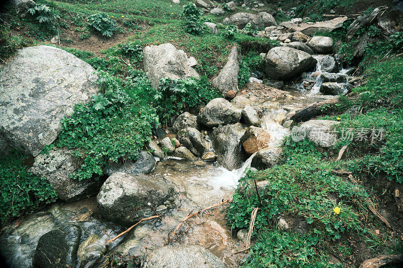 山间河流