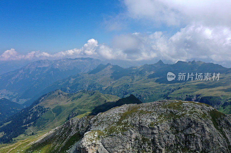 有云的瑞士阿尔卑斯山