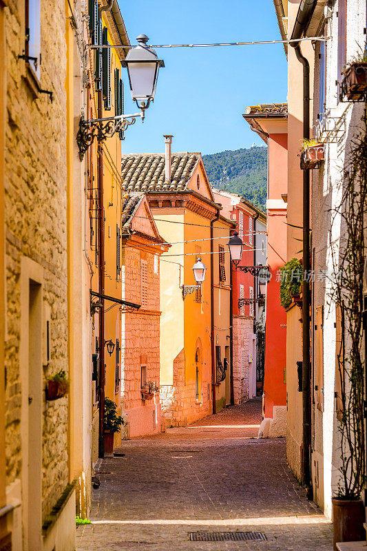 沿着马尔凯地区的科内罗里维埃拉，中世纪村庄Sirolo的一条色彩斑斓的小巷