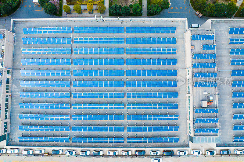 现代工厂屋顶上的太阳能电池板