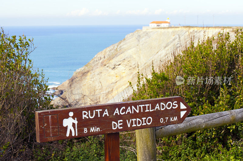 视频岬角区，美丽的海景，灯塔和悬崖。海滩远足杆。