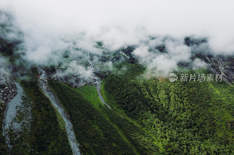 航拍的Mardalsfossen瀑布在风景秀丽的绿色山谷在挪威