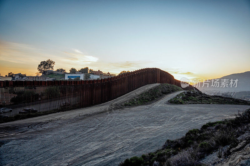 位于墨西哥特卡特的美墨边境墙是国家安全的象征，也是围绕移民政策和边境控制措施的持续辩论的象征