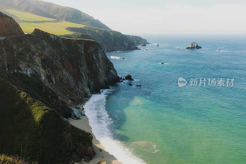 在阳光明媚的大苏尔，加利福尼亚州，风景秀丽的岩石海岸线