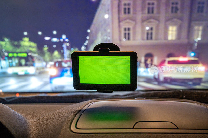 带有绿色屏幕的导航器附在车窗上