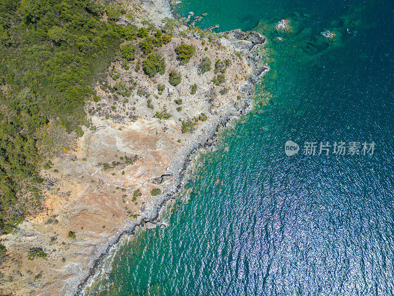 山景与自然海岸相映成趣，山峦连绵，布满松林。