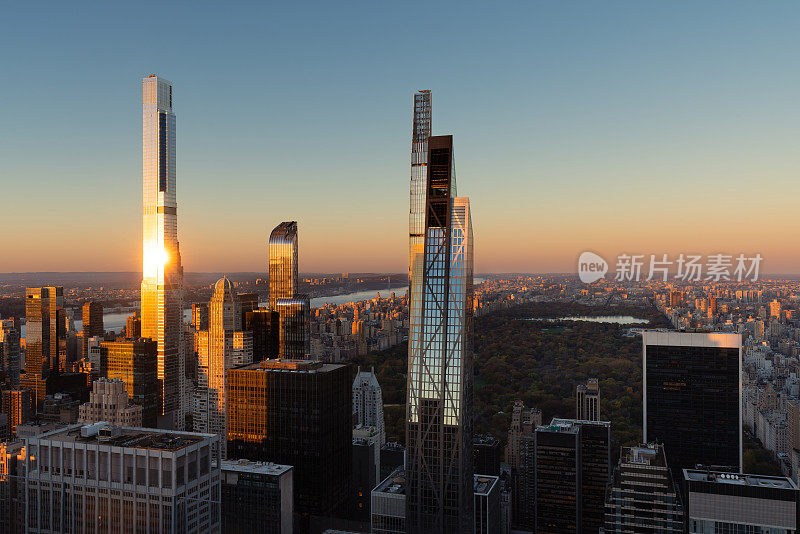 日落时分，曼哈顿中城亿万富翁街的超高层建筑和摩天大楼鸟瞰图。纽约市
