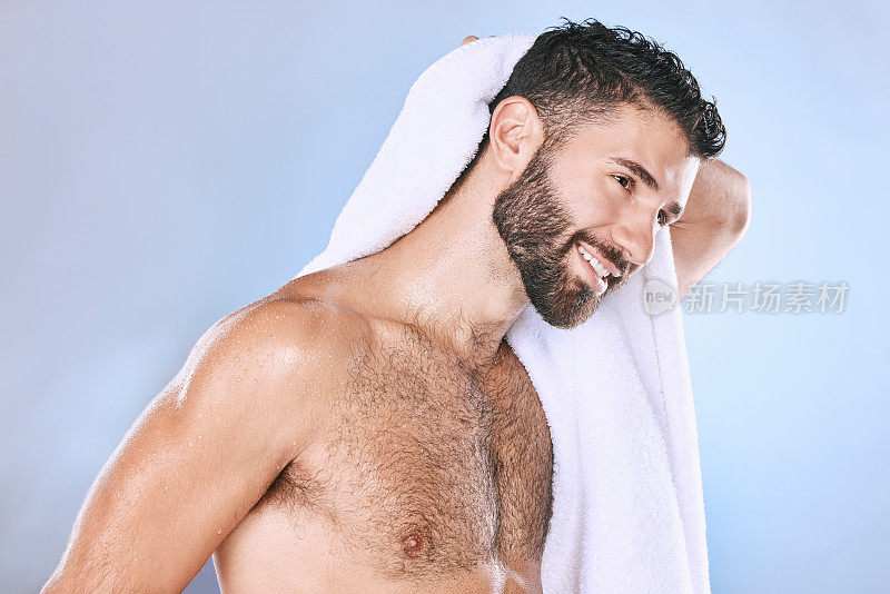 男人淋浴后用卫生用品，毛巾和美容，微笑和美容与健康的工作室。护肤，化妆品和清洁身体与健康的皮肤，皮肤病学和化妆品护理蓝色背景
