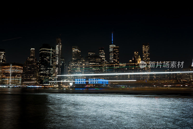 纽约-曼哈顿的夜晚。大都市的摩天大楼。夜城长曝光。大城市的高楼大厦。