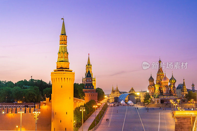 黄昏时分的莫斯科克里姆林宫:莫斯科大桥上的贝克莱米舍夫斯卡娅塔、斯帕斯卡塔和圣巴西尔大教堂。
