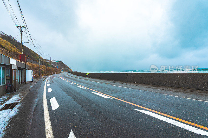 海岸线道路暴风雨天气下雨空路