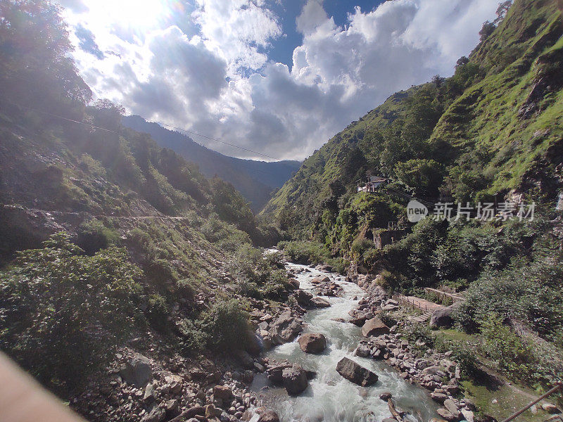 季风期间，喜马拉雅冰川河谷的美丽自然风光穿过喜马拉雅山脉郁郁葱葱的绿色森林