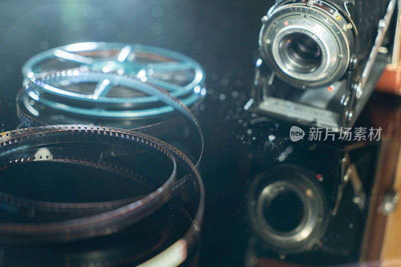 老式35毫米相机和8毫米超8胶片卷轴
