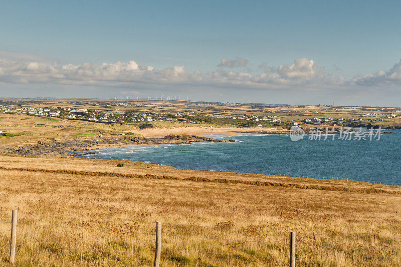 英国康沃尔郡的海岸线全景——迪纳斯角和康斯坦丁湾