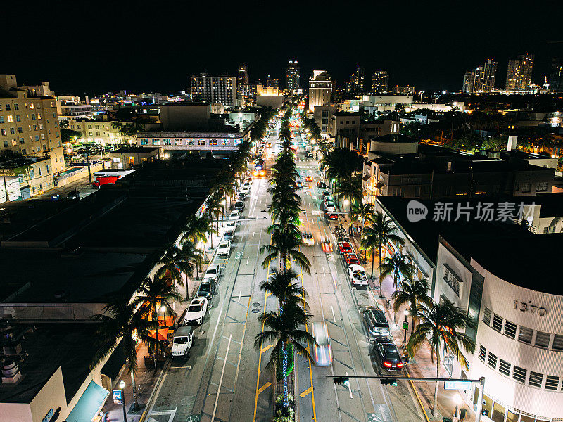 夜间在南迈阿密海滩华盛顿大道上行驶的汽车的高角度视图