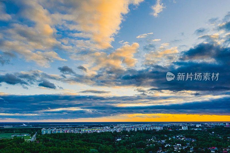 城市鸟瞰图的日落。无人机摄影。夏天的天空。可持续性。