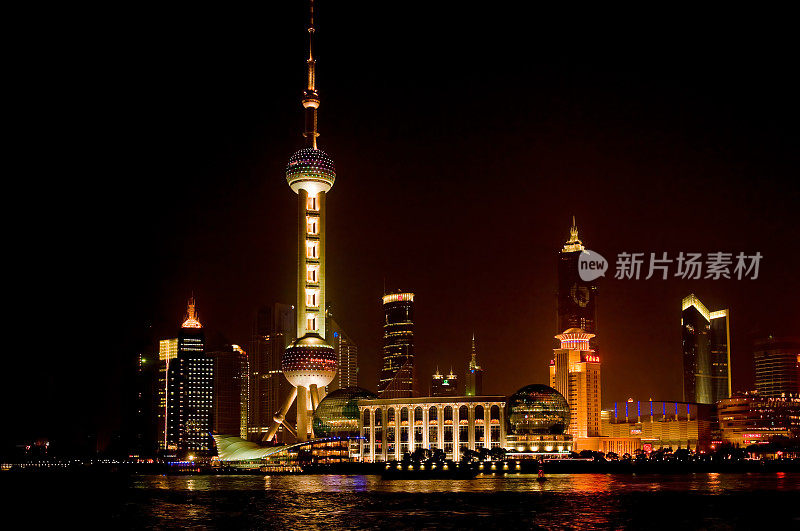 夜景上海浦东部分，中国，非常现代的天际线，东方明珠电视塔，从外滩，长江。外滩的陆家嘴。