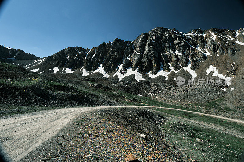 天山南川阿蜀山口