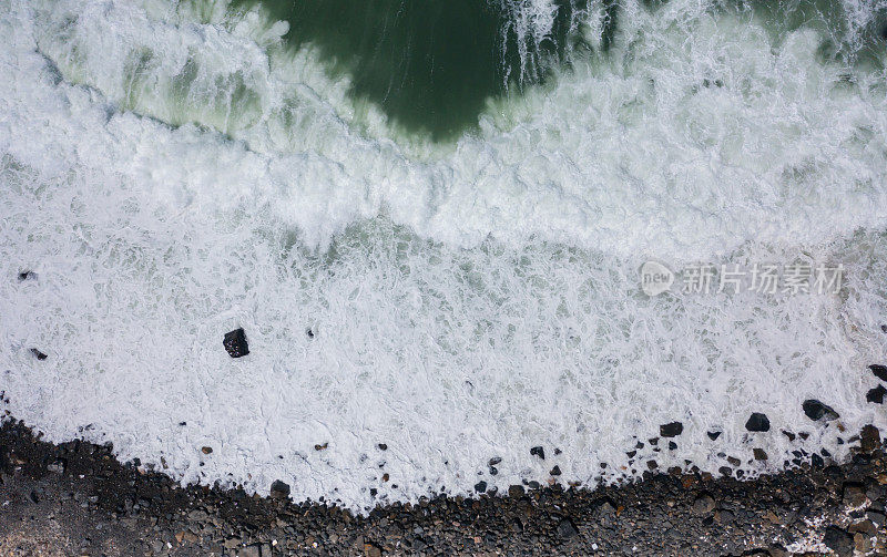 海浪和海边礁石