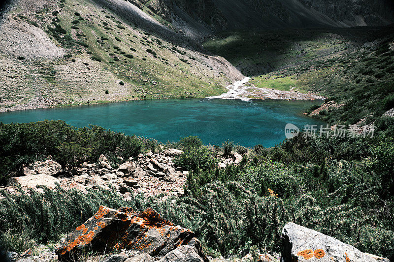 绿松石冰川湖在天山山脉