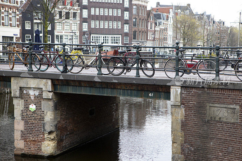阿姆斯特丹运河上的桥上的自行车