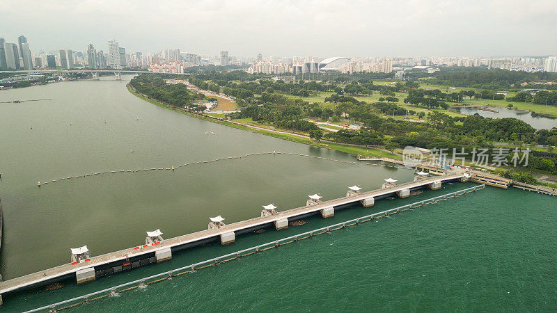 新加坡，滨海堤坝:在一个阴天的下午鸟瞰城市景观和海岸线