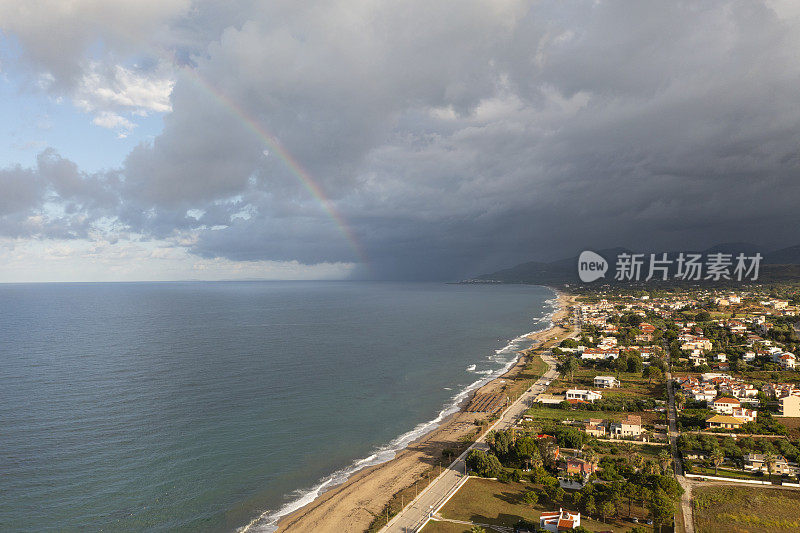 暴风雨后海上和海岸上空的彩虹鸟瞰图