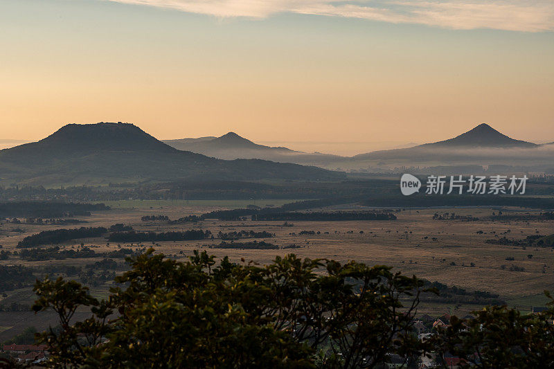 日出时巴拉顿高地的群山